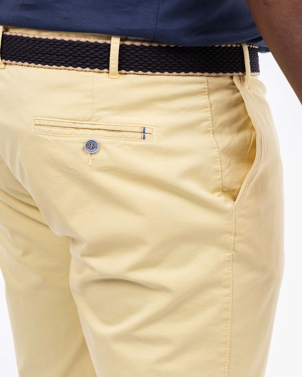 Short chino grande taille avec ceinture jaune