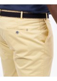 Short chino grande taille avec ceinture jaune