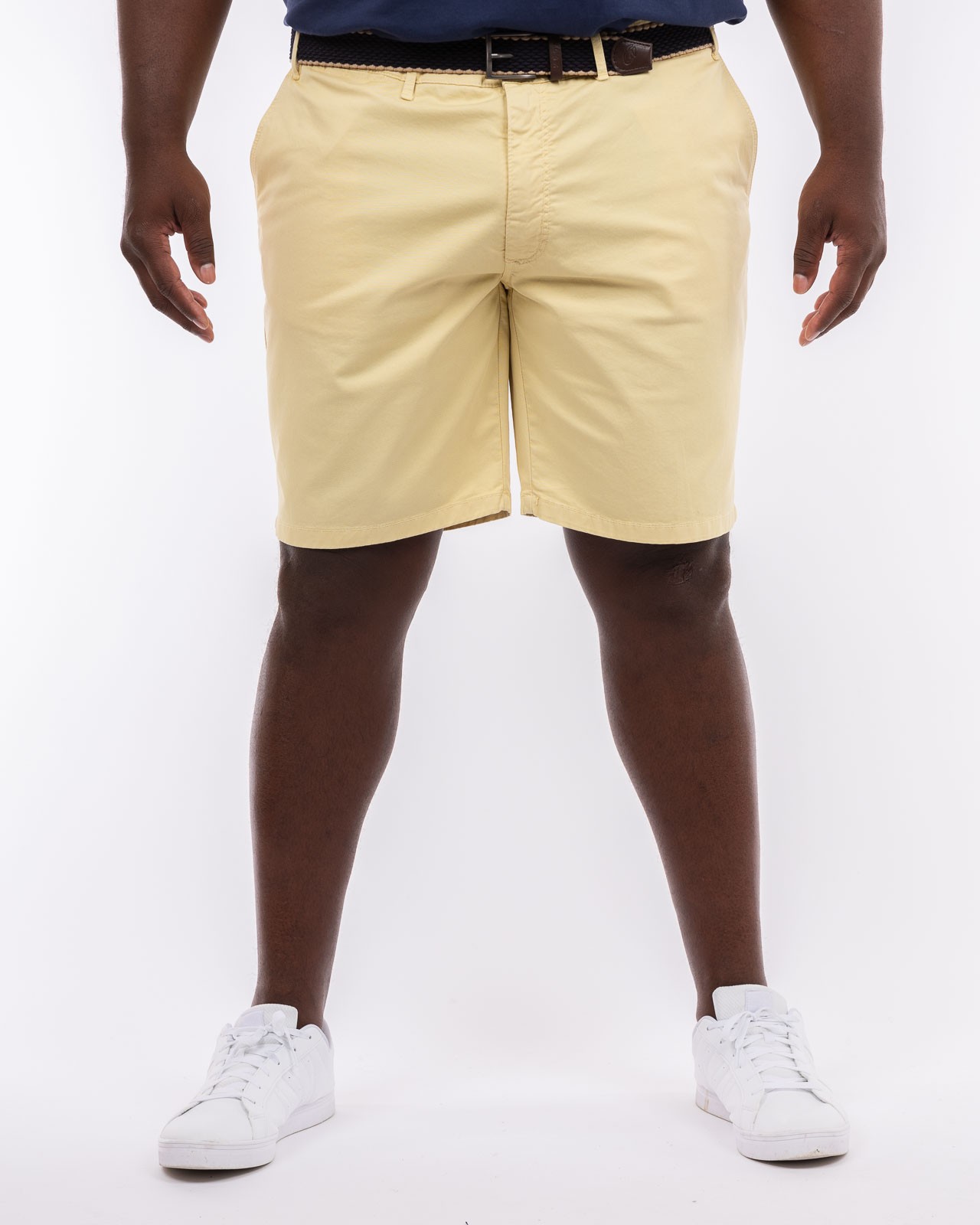 Short chino grande taille avec ceinture jaune