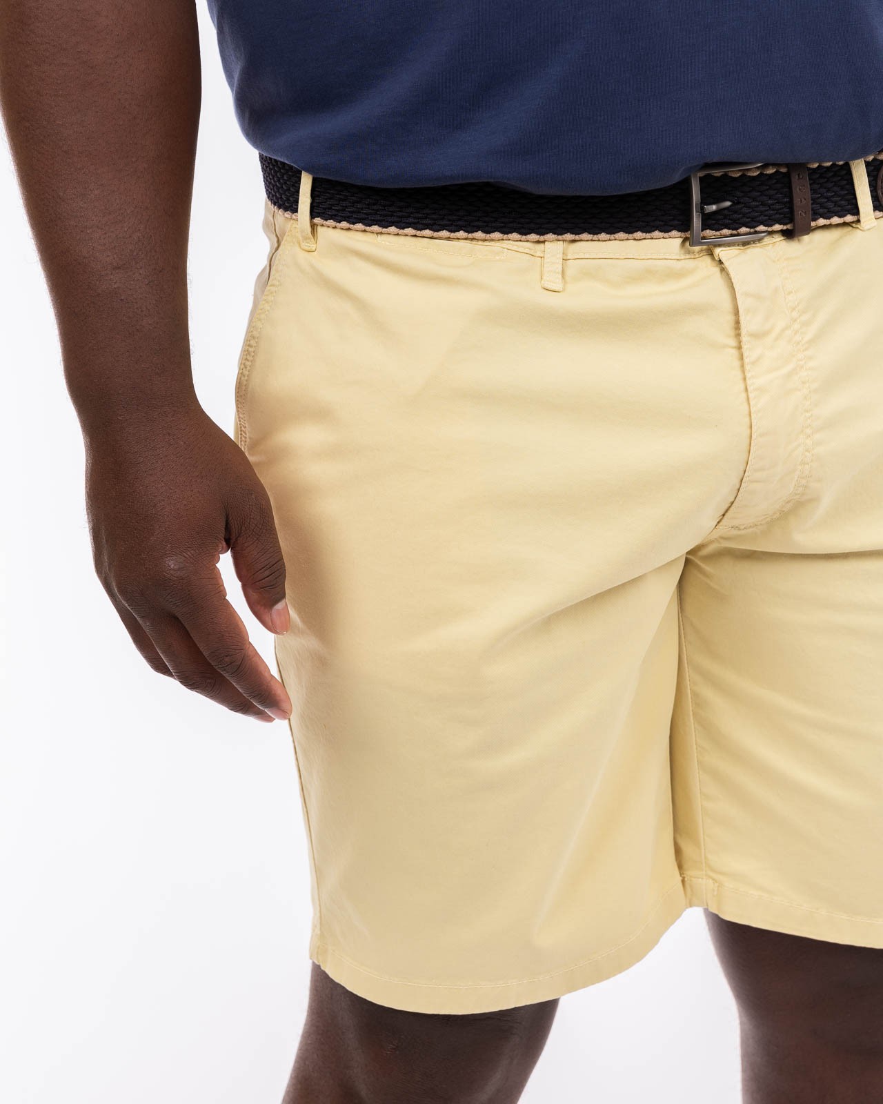 Short chino grande taille avec ceinture jaune
