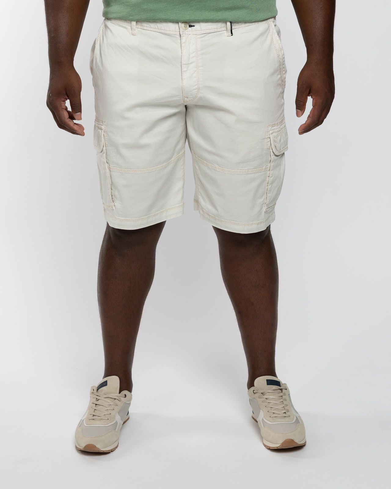 Short cargo grande taille écru