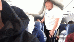 homme grande taille avion