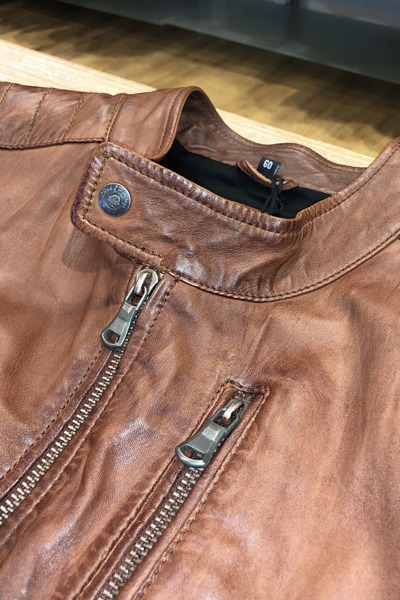 Détails veste en cuir marron