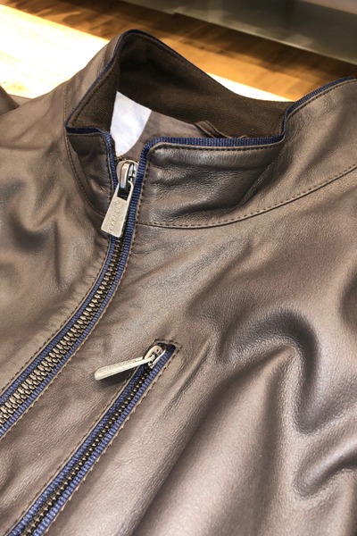 Détail veste en cuir moka