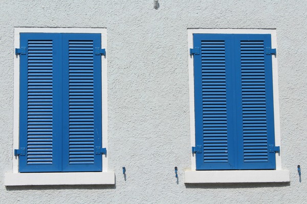 Maintenir la fraîcheur dans sa maison en fermant les volets durant la journée