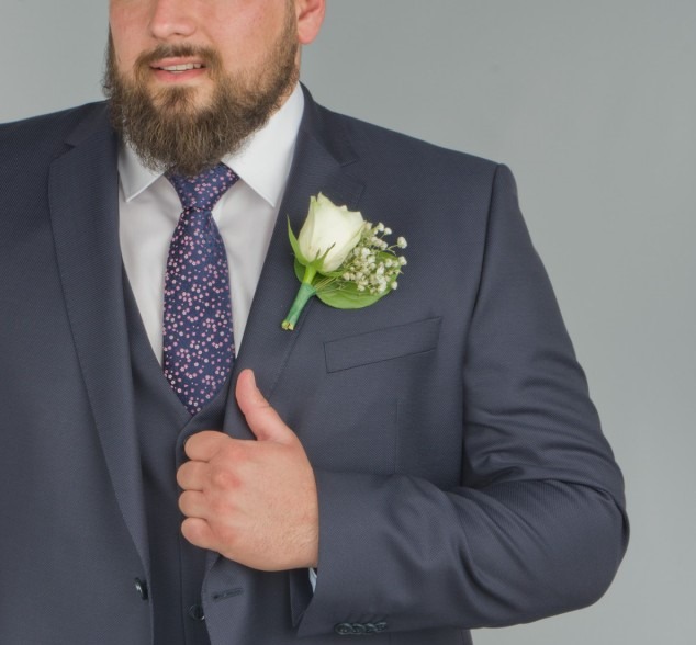 costume cravate avec une chemise blanche