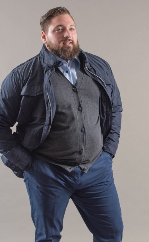 Tenue en layering : chemise, gilet, blouson.