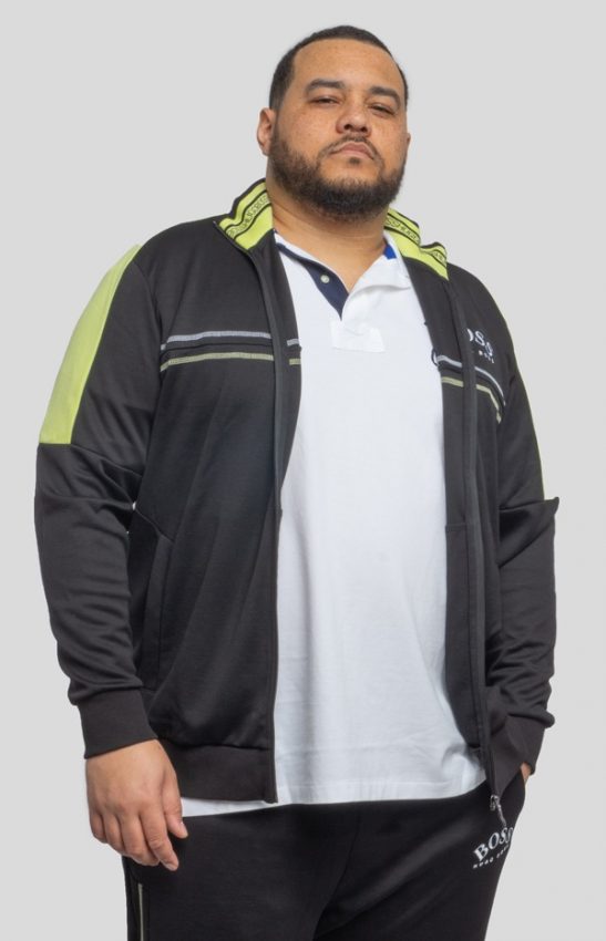 Polo pour homme grande taille dans une tenue sportive