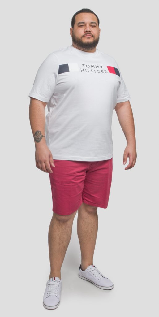 Mannequin homme grande taille vêtu d'un tee-shirt et d'un short chino.