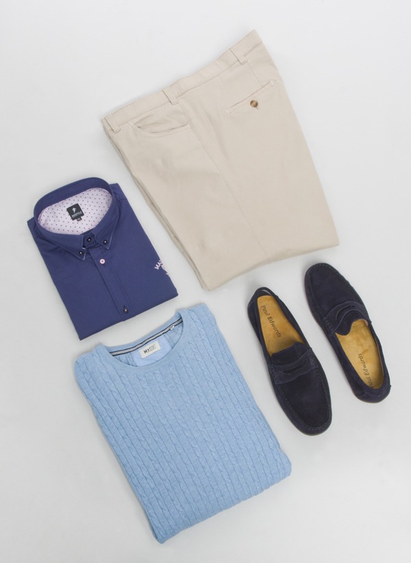 Pièces d'une tenue printanière : chemise, pantalon chino, mocassins, pull fin.