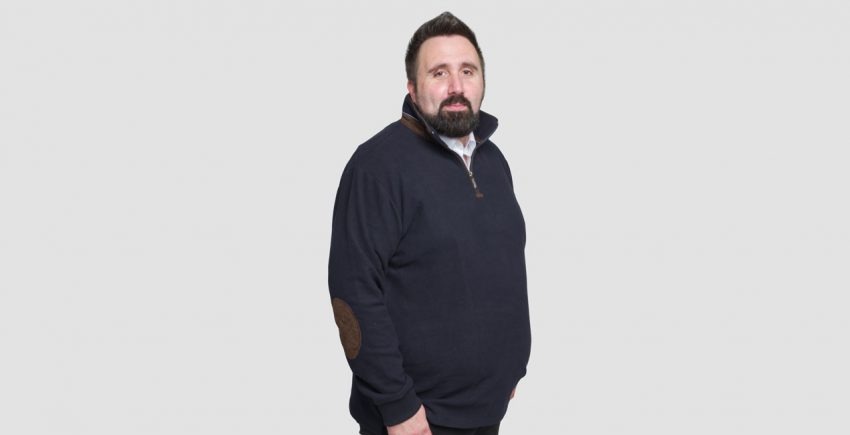 Pull grande taille Maneven bleu marine avec des coudières.