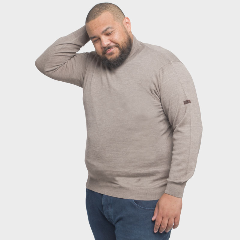 Pull col roulé Mode Monte Carlo beige pour homme fort.