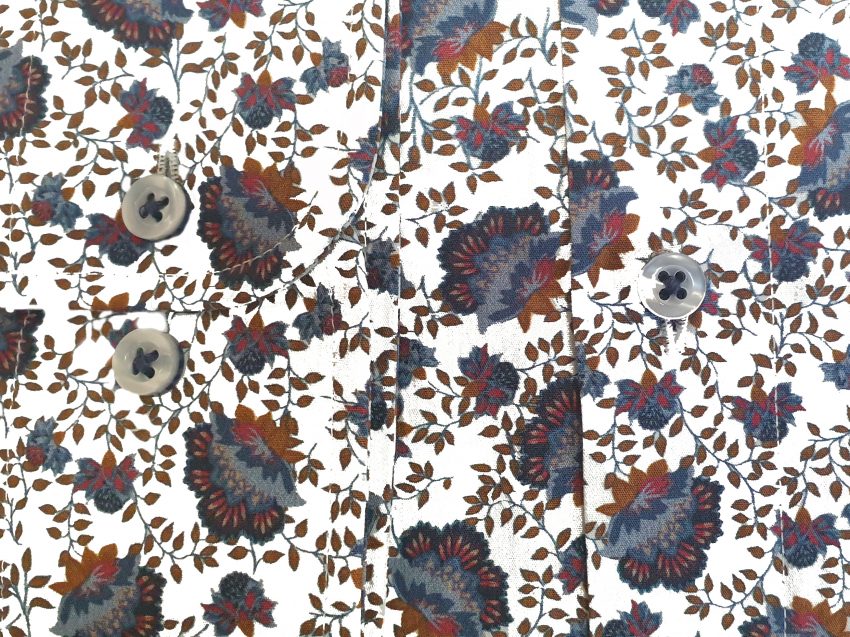 Zoom sur les motifs, boutons et coutures de la chemise Maneven pour homme grande taille