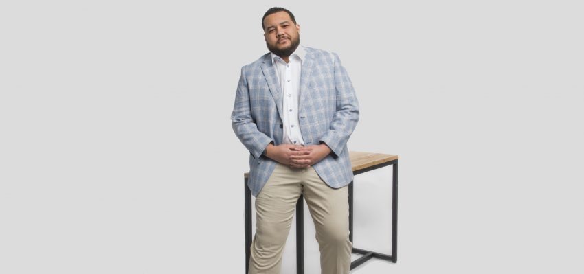 Pantalon chino beige et blazer bleu clair pour homme grande taille.