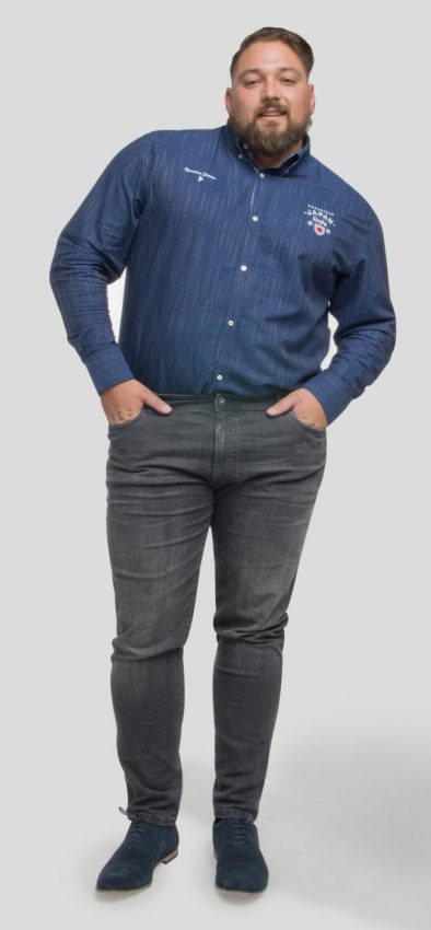 Tenue pour homme grande taille avec un jean gris