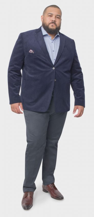 Tenue chic avec un pantalon de ville pour homme grande taille , un blazer et une chemise.