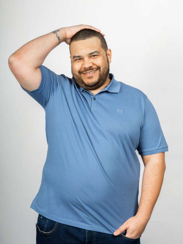 polo porté par un homme avec du ventre