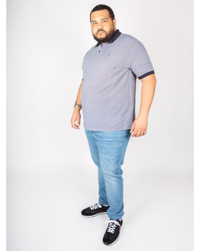 Look avec un jean grande taille Maneven délavé