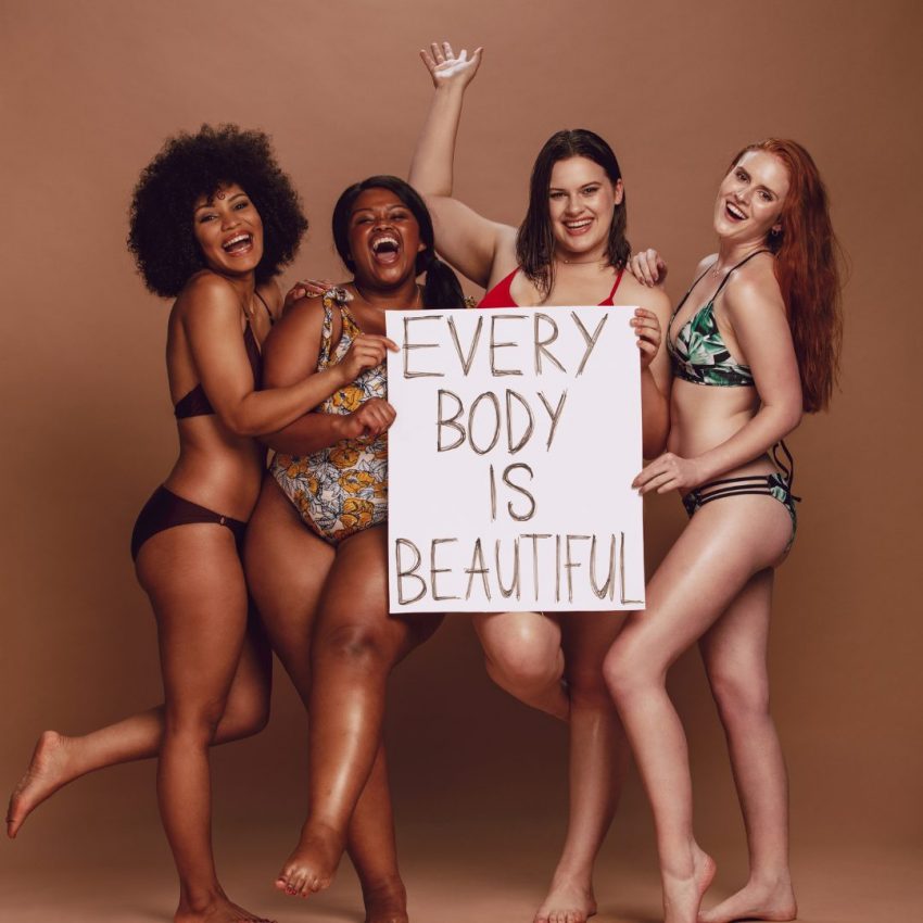 Body Positive : groupe femmes en maillots de bain