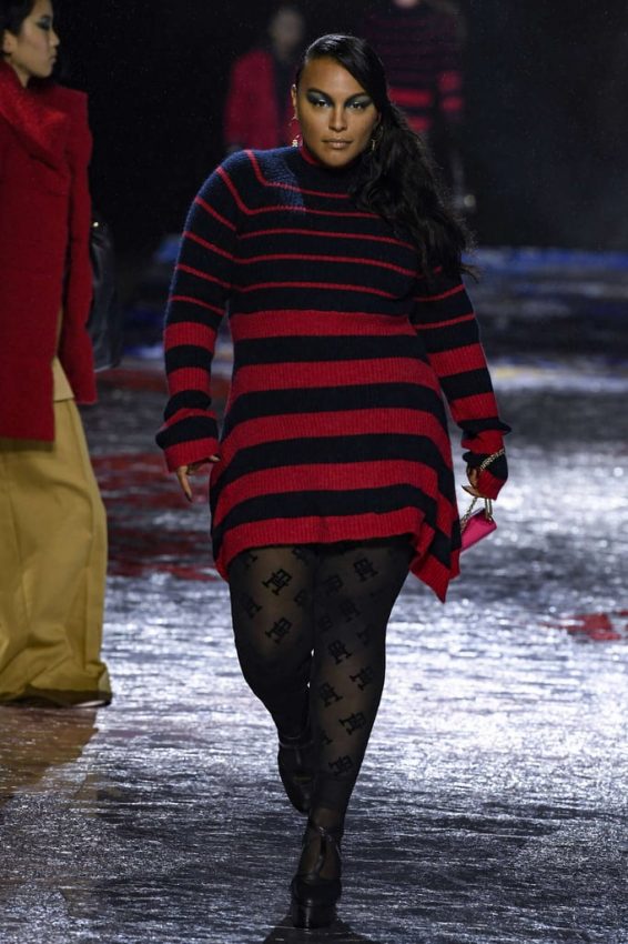 Paloma Elsesser qui défile sur le podium Tommy Hilfiger 2022 NYFW