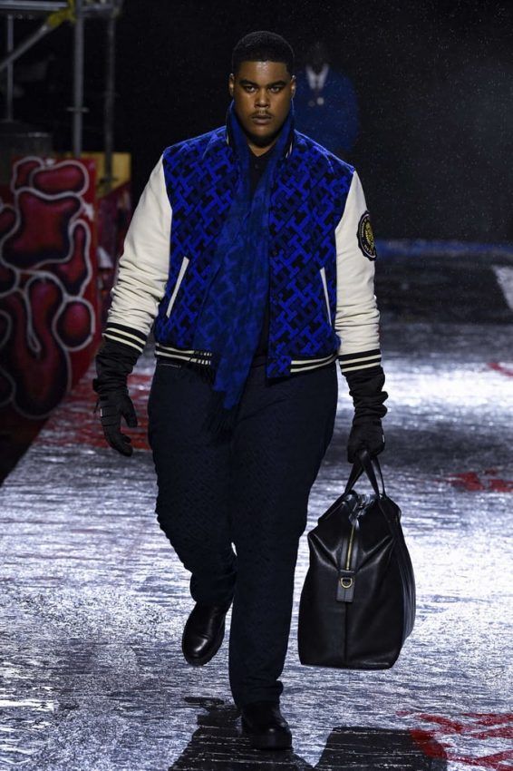 Mannequin grande taille Ashley Graham NYFW Tommy Hilfiger sur le podium