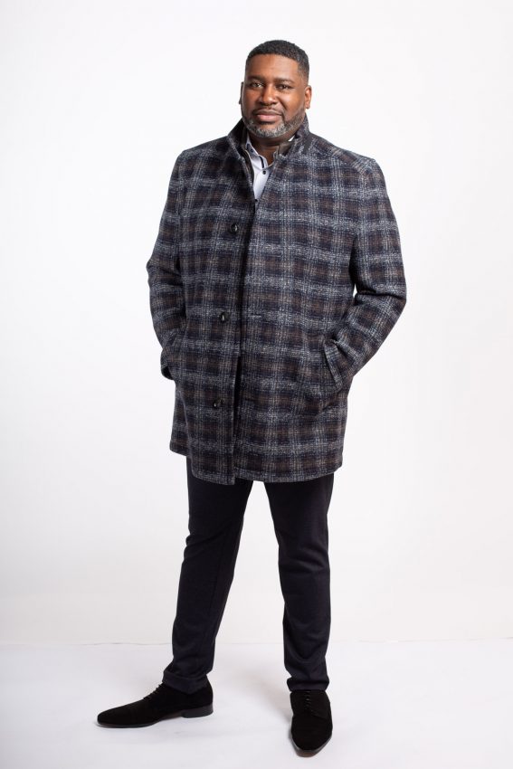 Look rétro avec un manteau motifs à carreaux - Homme grande taille