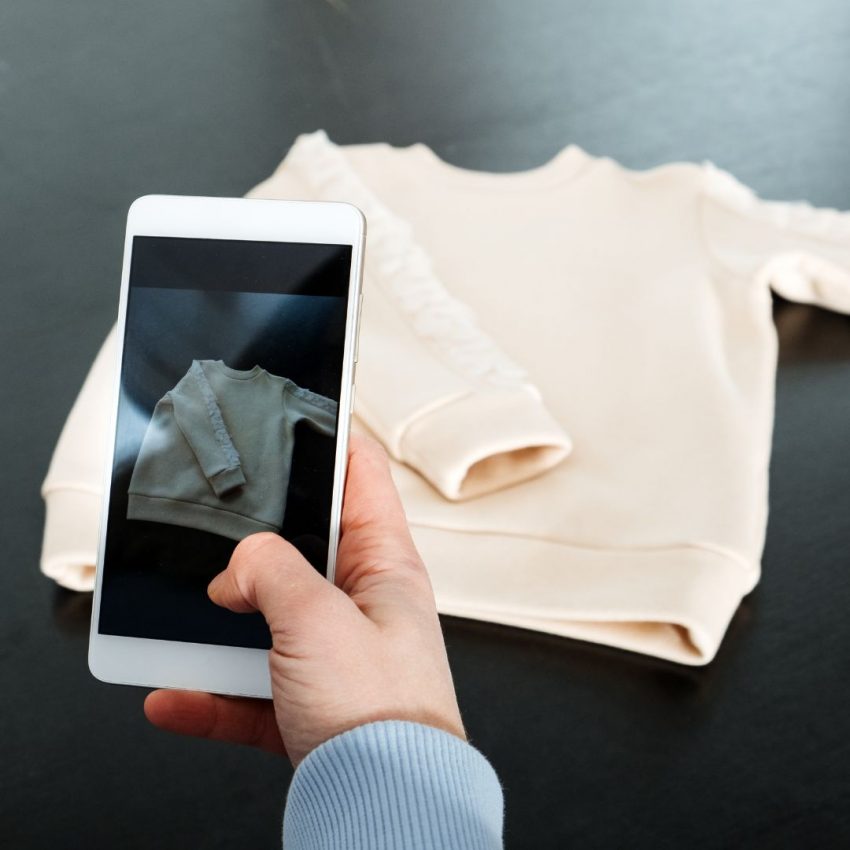 Personne qui prend en photo un vêtement pour le revendre