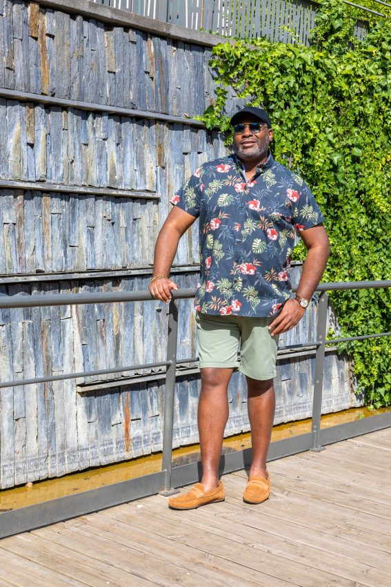 Look décontractée avec une chemise imprimée homme grande taille pour l'été