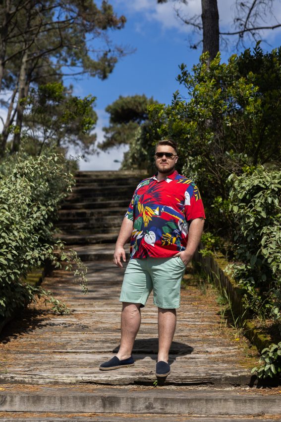 Look tropical vibrant avec une chemise imprimée homme grande taille