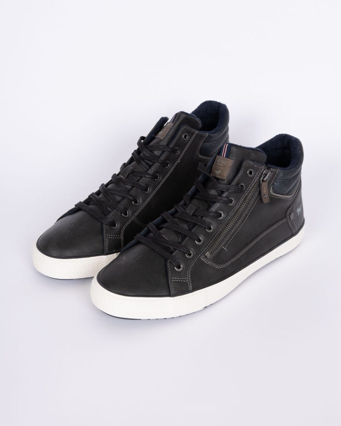 Sneakers montantes grande taille gris
Sneakers montantes grande taille gris
New
Description
Sneakers montantes grande taille - Cuir synthétique - Gris - Mustang
Ces sneakers montantes grande taille arborent un design soigné avec une empeigne lisse et un bout arrondi, offrant une allure moderne et raffinée. Leur teinte marron intemporelle s'adapte à toutes vos tenues.
Sneakers montantes grande taille gris.
Bout arrondi.
Empeigne lisse.
Fermeture à zip sur le côté.
Lacets plats.
Patch logo sur la languette et les côtés.
Patch chevillère contrasté.
Finitions surpiquées.
Semelle extérieure en caoutchouc adhérente.
Logo gravé sur le talon.
Composition : Tige : cuir synthétique - Intérieur : polyester - Semelle extérieure : autres matériaux.
Entretien : Nettoyage à la brosse douce
La marque : Fondée en 1932, la marque allemande Mustang opte pour une tendance très western avec une forte inspiration venant de l'élégance des cow-boys. C'est d'ailleurs cet esprit qui a joué sur l'essor de la marque à l'international.
AVANTAGES DU PRODUIT
Mustang
Sneakers montantes grande taille gris